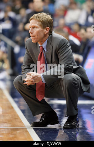 11. Dezember 2010 - South Bend, Indiana, Vereinigte Staaten von Amerika - Gonzaga Kopf Trainer Mark Few bei NCAA Basketball-Spiel zwischen Gonzaga und Notre Dame.  Die Notre Dame Fighting Irish besiegte die Gonzaga Bulldogs 83-79 im Spiel im Purcell-Pavillon im Joyce Center in South Bend, Indiana. (Kredit-Bild: © John Mersits/Southcreek Global/ZUMAPRESS.com) Stockfoto