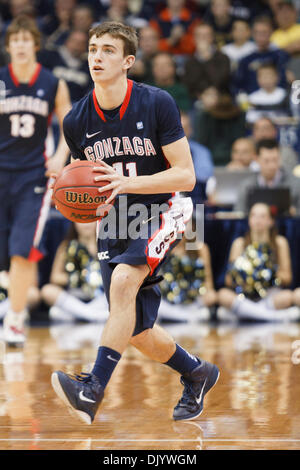 11. Dezember 2010 - South Bend, Indiana, Vereinigte Staaten von Amerika - Gonzaga guard David Stockton (#11) bei NCAA Basketball-Spiel zwischen Gonzaga und Notre Dame.  Die Notre Dame Fighting Irish besiegte die Gonzaga Bulldogs 83-79 im Spiel im Purcell-Pavillon im Joyce Center in South Bend, Indiana. (Kredit-Bild: © John Mersits/Southcreek Global/ZUMAPRESS.com) Stockfoto