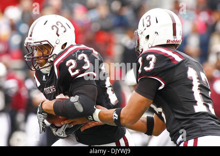 11. Dezember 2010 - quarterback Birmingham, Al, Vereinigte Staaten von Amerika - Texas Southern Tigers Runningback Marcus Wright (23) nimmt eine Übergabe von Riko Smalls (13) während der SWAC Meisterschaft Fußballspiel zwischen Texas Southern und Alabama State. Texas Southern schlagen Alabama State 11-6 bei Legion Field. (Kredit-Bild: © Jason Clark/Southcreek Global/ZUMAPRESS.com) Stockfoto