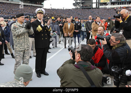 11. Dezember 2010 - Philadelphia, Pennsylvania, Vereinigte Staaten von Amerika - 11. Dezember 2010: Armee Black Knights Volunteer Fotograf Danny Wilde in der Menge der Fotografen versuchen, eine Bild von Army Black Knights Chief Of Staff General George W. Casey Jr. und Admiral Mike Mullen vor der Aktion in der 111. Sitzung der United States Military Academy und die Vereinigten Staaten zu erfassen Stockfoto