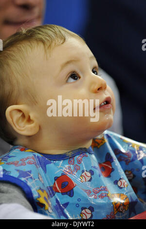 11. Dezember 2010 - Lowell, Massachusetts, Vereinigte Staaten von Amerika - The Holiday Hoop Slam Marken der 1. jemals UMass Lowell Basketball Spiele am Tsongas Center gespielt werden. Riverhawks weitergehen, um es 71-70 in der zweiten Hälfte zu gewinnen. (Kredit-Bild: © Jim Melito/Southcreek Global/ZUMAPRESS.com) Stockfoto