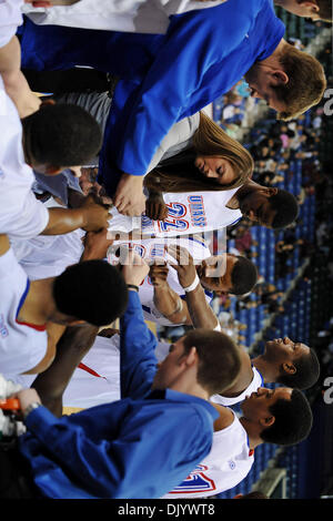 11. Dezember 2010 - Lowell, Massachusetts, Vereinigte Staaten von Amerika - The Holiday Hoop Slam Marken der 1. jemals UMass Lowell Basketball Spiele am Tsongas Center gespielt werden. Riverhawks weitergehen, um es 71-70 in der zweiten Hälfte zu gewinnen. Team (Kredit-Bild: © Jim Melito/Southcreek Global/ZUMAPRESS.com) Stockfoto