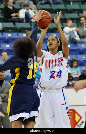 11. Dezember 2010 - Lowell, Massachusetts, Vereinigte Staaten von Amerika - The Holiday Hoop Slam Marken der 1. je UMass Lowell.Womens Basketball Spiele am Tsongas Center gespielt werden. Riverhawks führen es in der Hälfte 27-24. Riverhawks (F) Sha'nay Bushner (#24) (Kredit-Bild: © Jim Melito/Southcreek Global/ZUMAPRESS.com) Stockfoto