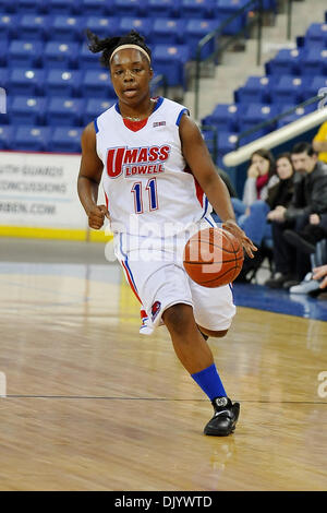 11. Dezember 2010 - Lowell, Massachusetts, Vereinigte Staaten von Amerika - The Holiday Hoop Slam Marken der 1. je UMass Lowell.Womens Basketball Spiele am Tsongas Center gespielt werden. Riverhawks führen es in der Hälfte 27-24. Riverhawks (G) Bianca Simmons (#11) (Kredit-Bild: © Jim Melito/Southcreek Global/ZUMAPRESS.com) Stockfoto