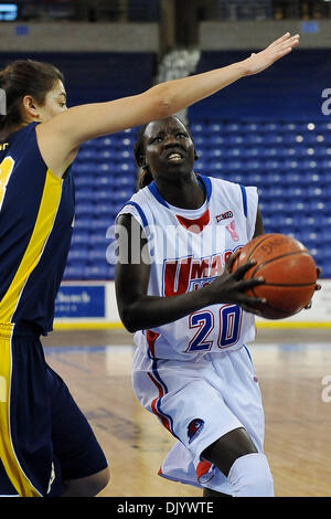 11. Dezember 2010 - Lowell, Massachusetts, Vereinigte Staaten von Amerika - The Holiday Hoop Slam Marken der 1. je UMass Lowell.Womens Basketball Spiele am Tsongas Center gespielt werden. Riverhawks führen es in der Hälfte 27-24. Riverhawks (G) Nyachuol Biliew (#20) (Kredit-Bild: © Jim Melito/Southcreek Global/ZUMAPRESS.com) Stockfoto