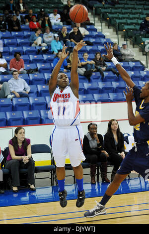 11. Dezember 2010 - Lowell, Massachusetts, Vereinigte Staaten von Amerika - The Holiday Hoop Slam Marken der 1. je UMass Lowell.Womens Basketball Spiele am Tsongas Center gespielt werden. Riverhawks führen es in der Hälfte 27-24. Riverhawks (G) Bianca Simmons (#11) (Kredit-Bild: © Jim Melito/Southcreek Global/ZUMAPRESS.com) Stockfoto