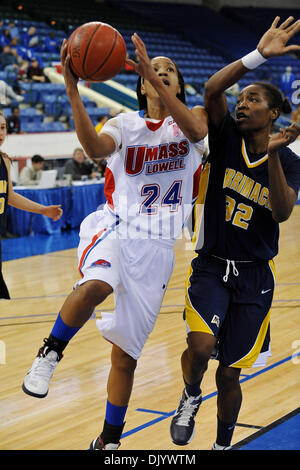 11. Dezember 2010 - Lowell, Massachusetts, Vereinigte Staaten von Amerika - The Holiday Hoop Slam Marken der 1. je UMass Lowell.Womens Basketball Spiele am Tsongas Center gespielt werden. Riverhawks führen es in der Hälfte 27-24. Riverhawks (F) Sha'nay Bushner (#24) (Kredit-Bild: © Jim Melito/Southcreek Global/ZUMAPRESS.com) Stockfoto