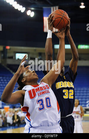 11. Dezember 2010 - Lowell, Massachusetts, Vereinigte Staaten von Amerika - The Holiday Hoop Slam Marken der 1. je UMass Lowell.Womens Basketball Spiele am Tsongas Center gespielt werden. Riverhawks führen es in der Hälfte 27-24. Riverhawks (F) Brianna Wilson (#30) (Kredit-Bild: © Jim Melito/Southcreek Global/ZUMAPRESS.com) Stockfoto