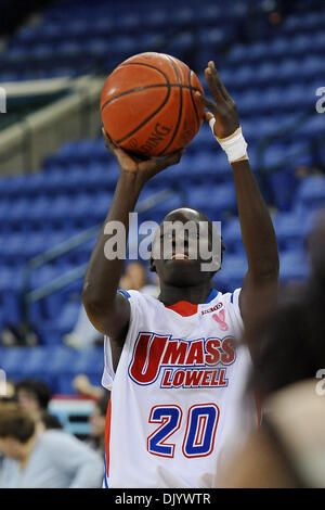 11. Dezember 2010 - Lowell, Massachusetts, Vereinigte Staaten von Amerika - The Holiday Hoop Slam Marken der 1. je UMass Lowell.Womens Basketball Spiele am Tsongas Center gespielt werden. Riverhawks führen es in der Hälfte 27-24. Riverhawks (G) Nyachuol Biliew (#20) (Kredit-Bild: © Jim Melito/Southcreek Global/ZUMAPRESS.com) Stockfoto