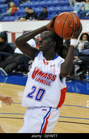 11. Dezember 2010 - Lowell, Massachusetts, Vereinigte Staaten von Amerika - The Holiday Hoop Slam Marken der 1. je UMass Lowell.Womens Basketball Spiele am Tsongas Center gespielt werden. Riverhawks führen es in der Hälfte 27-24. Riverhawks (G) Nyachuol Biliew (#20) (Kredit-Bild: © Jim Melito/Southcreek Global/ZUMAPRESS.com) Stockfoto