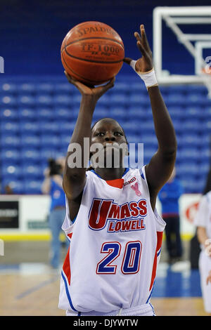 11. Dezember 2010 - Lowell, Massachusetts, Vereinigte Staaten von Amerika - The Holiday Hoop Slam Marken der 1. je UMass Lowell.Womens Basketball Spiele am Tsongas Center gespielt werden. Riverhawks führen es in der Hälfte 27-24. Riverhawks (G) Nyachuol Biliew (#20) (Kredit-Bild: © Jim Melito/Southcreek Global/ZUMAPRESS.com) Stockfoto