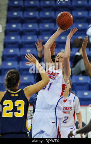 11. Dezember 2010 - Lowell, Massachusetts, Vereinigte Staaten von Amerika - The Holiday Hoop Slam Marken der 1. je UMass Lowell.Womens Basketball Spiele am Tsongas Center gespielt werden. Riverhawks führen es in der Hälfte 27-24. Riverhawks (C) Briana Szidat (#31) (Kredit-Bild: © Jim Melito/Southcreek Global/ZUMAPRESS.com) Stockfoto