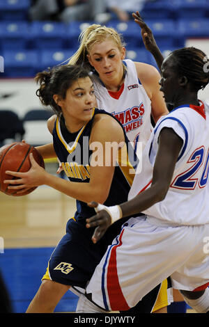 11. Dezember 2010 - Lowell, Massachusetts, Vereinigte Staaten von Amerika - The Holiday Hoop Slam Marken der 1. je UMass Lowell.Womens Basketball Spiele am Tsongas Center gespielt werden. Riverhawks führen es in der Hälfte 27-24. Krieger (F) Tyler Young (#23) (Kredit-Bild: © Jim Melito/Southcreek Global/ZUMAPRESS.com) Stockfoto