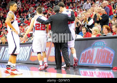 11. Dezember 2010 bewachen - Louisville, Kentucky, Vereinigte Staaten von Amerika - Louisville Cardinals Peyton Siva (3) Wartezeiten zu kommen wie Louisville Cardinals Cheftrainer Rick Pitino in Louisville Cardinals bringt Elisha Gerechtigkeit (22 bewachen) und Louisville Cardinals Mike Marra (33 bewachen).  Louisville Cardinals geschlagen UNLV Rebels 77 - 69 im KFC Yum Center in Louisville, Kentucky. (Credit Stockfoto