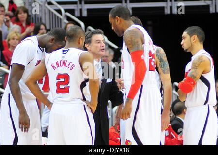 11. Dezember 2010 - Louisville, Kentucky, Vereinigte Staaten von Amerika - Louisville Cardinals Cheftrainer Rick Pitino Vorrang vor Anweisungen mit dem Team Louisville Cardinals geht.  Louisville Cardinals geschlagen UNLV Rebels 77 - 69 im KFC Yum Center in Louisville, Kentucky. (Kredit-Bild: © Scott Davis/Southcreek Global/ZUMAPRESS.com) Stockfoto