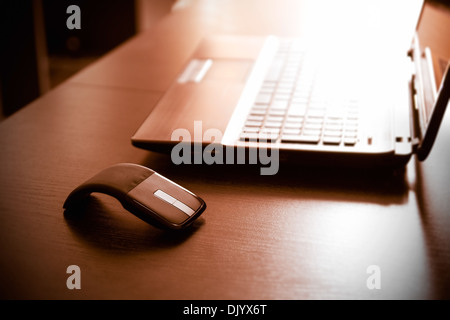 Menschliche Hand auf Computer-Maus. Laptop an der Rezeption. Stockfoto