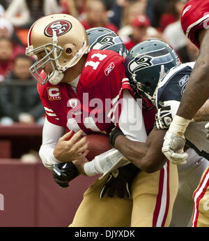 12. Dezember 2010 - San Francisco, CA, USA - San Francisco 49ers Vs Seattle Seahawks im Candlestick Park Sonntag, 12. Dezember 2010.  Seahawks Sack San Francisco 49ers Quarterback Alex Smith (11)... 49ers schlagen Seahawks 40 bis 21. (Kredit-Bild: © Al Golub/ZUMAPRESS.com) Stockfoto