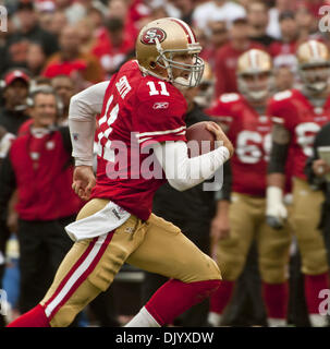 12. Dezember 2010 - San Francisco, CA, USA - San Francisco 49ers Vs Seattle Seahawks im Candlestick Park Sonntag, 12. Dezember 2010.  San Francisco 49ers quarterback Alex Smith (11) läuft mit Ball... 49ers schlagen Seahawks 40 bis 21. (Kredit-Bild: © Al Golub/ZUMAPRESS.com) Stockfoto