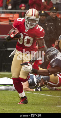 12. Dezember 2010 - San Francisco, CA, USA - San Francisco 49ers Vs Seattle Seahawks im Candlestick Park Sonntag, 12. Dezember 2010.  San Francisco 49ers Sicherheit Reggie Smith (30) läuft mit Ball nach abhören... 49ers schlagen Seahawks 40 bis 21. (Kredit-Bild: © Al Golub/ZUMAPRESS.com) Stockfoto