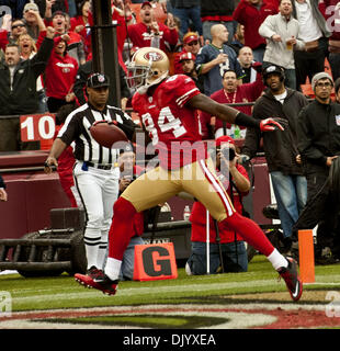 12. Dezember 2010 - San Francisco, CA, USA - San Francisco 49ers Vs Seattle Seahawks im Candlestick Park Sonntag, 12. Dezember 2010.  San Francisco 49ers Wide Receiver Josh Morgan (84) über die Torlinie für Touchdown... 49ers schlagen Seahawks 40 bis 21. (Kredit-Bild: © Al Golub/ZUMAPRESS.com) Stockfoto