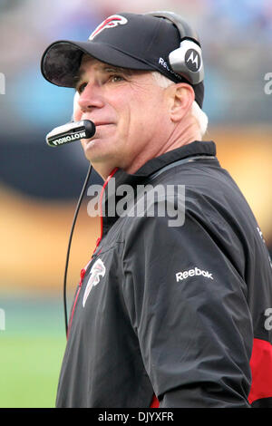 12. Dezember 2010; Head Coach Mike Smith bei der Bank of America Stadium in Charlotte, North Carolina. Falcons gewinnen 31-10 Carolina. Jim Dedmon/CSM(Credit Image: © Jim Dedmon/Cal Sport Media/ZUMAPRESS.com) Stockfoto