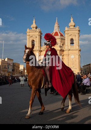 Ein Mann, gekleidet wie ein römischer Soldat auf Reiten Paraden durch die Straßen der Stadt während einer Nachstellung des Karfreitags in Malta. Stockfoto