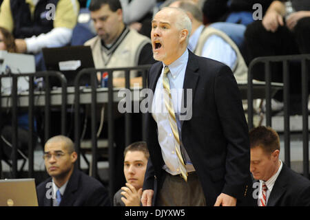 12. Dezember 2010 - St. Bonaventure, New York, hollers Vereinigte Staaten von Amerika - St. Bonaventure Cheftrainer Mark Schmidt bei seinem Team in der ersten Hälfte des Spiels gegen Niagara. Niagara besiegt St. Bonaventure 69-61 um ihre achte Straße gegen die Bonnies in der Purple Eagles einzige Reise gewinnen in diesem Jahr an den Bob Lanier Hof im Reilly Center in St. Bonaventure, New York. (Cred Stockfoto