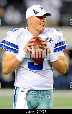 12. Dezember 2010 - Arlington, Texas, Vereinigte Staaten von Amerika - Dallas Cowboys quarterback Jon Kitna (3) während der Pre-game Warm ups wie die Philadelphia Eagles am NFC East Rivalen die Dallas Cowboys im Cowboys Stadium in Arlington, Texas statt. (Kredit-Bild: © Steven Leija/Southcreek Global/ZUMAPRESS.com) Stockfoto