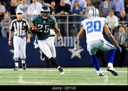 12. Dezember 2010 - Arlington, Texas, Vereinigte Staaten von Amerika - Philadelphia Eagles der Mitte als die Philadelphia Eagles wieder LeSean McCoy (25) eilt herbei besiegen ihre NFC East Rivalen die Dallas Cowboys 30-27 im Cowboys Stadium in Arlington, Texas. (Kredit-Bild: © Steven Leija/Southcreek Global/ZUMAPRESS.com) Stockfoto