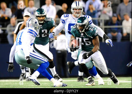 12. Dezember 2010 - Arlington, Texas, Vereinigte Staaten von Amerika - Philadelphia Eagles der Mitte als die Philadelphia Eagles wieder LeSean McCoy (25) eilt herbei besiegen ihre NFC East Rivalen die Dallas Cowboys 30-27 im Cowboys Stadium in Arlington, Texas. (Kredit-Bild: © Steven Leija/Southcreek Global/ZUMAPRESS.com) Stockfoto