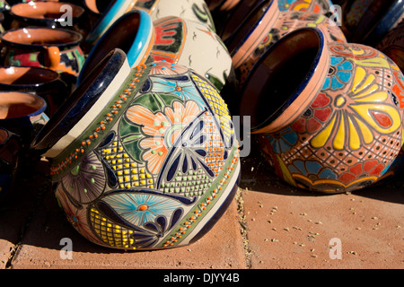 Arizona, Tucson, Tubac. Bunte traditionelle handgemalte mexikanische Keramik. Stockfoto