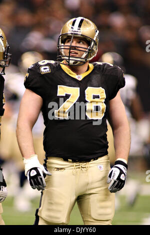 12. Dezember 2010: New Orleans Saints beleidigender Gerät Jonathan Stinchcomb (78) schaut auf das Scoreboard zwischen spielt während der Spielaktion zwischen den New Orleans Saints und den St. Louis Rams an der Louisiana Superdome in New Orleans, Louisiana. Heiligen zu gewinnen 31-13. (Kredit-Bild: © Donald Seite/Southcreek Global/ZUMAPRESS.com) Stockfoto