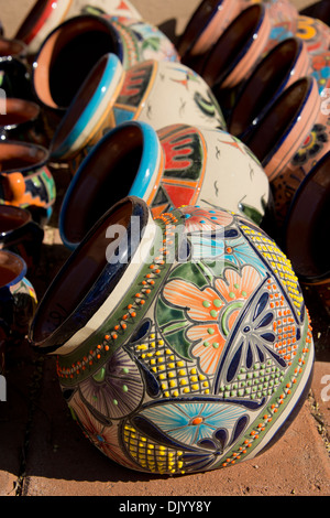 Arizona, Tucson, Tubac. Bunte traditionelle handgemalte mexikanische Keramik. Stockfoto