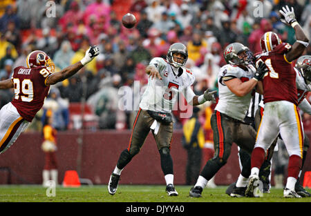 12. Dezember 2010 - DANIEL WALLACE |   Times.OT 328140 WALL Bucs 18 (12.12.2010 Landover, MD.) Tampa Bay Buccaneers Quarterback Josh Freeman (5) feuert eine Kugel zu Tight-End Kellen Winslow (82) für 11 Yards im dritten Quartal. ZWEITE Hälfte Aktion: Die Tampa Bay Buccaneers spielen die Washington Redskins in FedEx Field in Landover, Maryland [Daniel Wallace |   Male] (Kredit-Bild: © St. Stockfoto