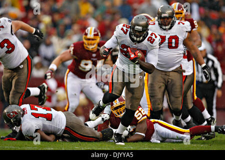 12. Dezember 2010 - DANIEL WALLACE |   Times.OT 328140 WALL Bucs 23 (12.12.2010 Landover, MD.) Tampa Bay Buccaneers Runningback LeGarrette Blount (27) bricht auf einem 18 Hof laufen im ersten Quartal. ERSTE Halbzeit Aktion: Die Tampa Bay Buccaneers spielen die Washington Redskins in FedEx Field in Landover, Maryland [Daniel Wallace |   Male] (Kredit-Bild: © St. Petersburg Times / ZUMAPR Stockfoto