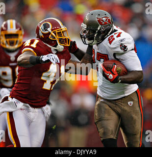 12. Dezember 2010 - DANIEL WALLACE |   Times.OT 328140 WALL Bucs 24 (12.12.2010 Landover, MD.) Washington Redskins Sicherheit Kareem Moore (41) Schlachten Tampa Bay Buccaneers Runningback geht LeGarrette Blount (27) als Blount für 18 Yards im ersten Quartal. ERSTE Halbzeit Aktion: Die Tampa Bay Buccaneers spielen die Washington Redskins in FedEx Field in Landover, Maryland [Daniel Wallace | Stockfoto