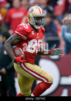 12. Dezember 2010 - San Francisco, Kalifornien - San Francisco 49ers engen VERNON DAVIS #85 in Aktion gegen die Seattle Seahawks enden. (Kredit-Bild: © William Mancebo/ZUMAPRESS.com) Stockfoto