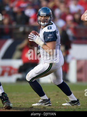12. Dezember 2010 - San Francisco, Kalifornien, USA - Seattle Seahawks quarterback MATT HASSELBECK #8 in Aktion gegen die San Francisco 49ers. (Kredit-Bild: © William Mancebo/ZUMAPRESS.com) Stockfoto