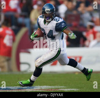 12. Dezember 2010 - San Francisco, Kalifornien, USA - Seattle Seahawks Runningback MARSHAWN LYNCH #24 in Aktion gegen die San Francisco 49ers. (Kredit-Bild: © William Mancebo/ZUMAPRESS.com) Stockfoto