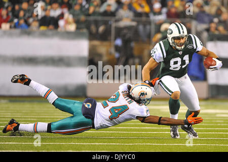 12. Dezember 2010 - East Rutherford, New Jersey, Vereinigte Staaten von Amerika - Miami Dolphins Cornerback Sean Smith (24) TaclesNew York Jets Tight-End Dustin Keller (81) während der AFC East Matchup zwischen den Miami Dolphins und die New York Jets in The New Meadowlands Stadium in East Rutherford, New Jersey zur Halbzeit Miami führt New York 02:50. (Kredit-Bild: © Brooks Von Arx/Southcr Stockfoto