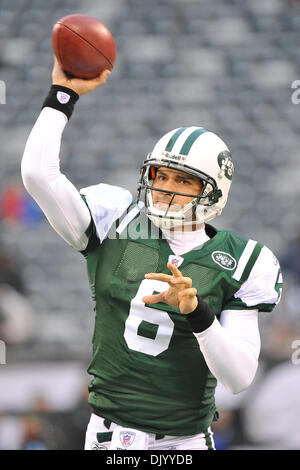 12. Dezember 2010 - East Rutherford, New Jersey, Vereinigte Staaten von Amerika - New York Jets quarterback Mark Sanchez (6) vor der Aktion von der AFC East Matchup zwischen den Miami Dolphins und die New York Jets in The New Meadowlands Stadium in East Rutherford, New Jersey (Credit-Bild: © Brooks Von Arx/Southcreek Global/ZUMAPRESS.com) Stockfoto