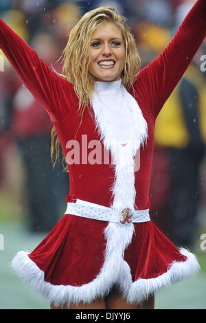 12. Dezember 2010 - Landover, Maryland, Vereinigte Staaten von Amerika - Washington Redskins Cheerleader bei FedEx Field, NFL Spielaktion, Endstand; Buccaneers 17 Redskins 16 (Kredit-Bild: © Roland Pintilie/Southcreek Global/ZUMAPRESS.com) Stockfoto