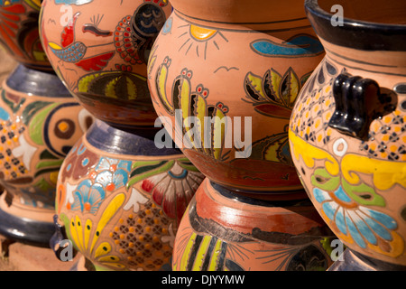 Arizona, Tucson, Tubac. Bunte traditionelle handgemalte mexikanische Keramik. Stockfoto