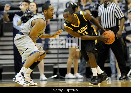 12. Dezember 2010 - treibt Washington, District Of Columbia, Vereinigte Staaten von Amerika - Appalachian State Bergsteiger vorwärts Omar Carter (21) Vergangenheit Georgetown Hoyas Austin Freeman (15 bewachen) in der zweiten Hälfte im Verizon Center. Georgetown Hoyas besiegte Appalachian State Bergsteiger 89-60. (Kredit-Bild: © Carlos Suanes/Southcreek Global/ZUMAPRESS.com) Stockfoto