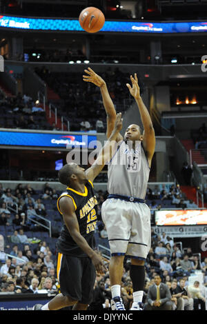 12. Dezember 2010 - Washington, District Of Columbia, Vereinigte Staaten von Amerika - Georgetown Hoyas Wache Austin Freeman (15) versucht einen Schuss vor Appalachian State Bergsteiger Guard Marcus Wright (12) in der zweiten Hälfte im Verizon Center. Georgetown Hoyas besiegte Appalachian State Bergsteiger 89-60. (Kredit-Bild: © Carlos Suanes/Southcreek Global/ZUMAPRESS.com) Stockfoto