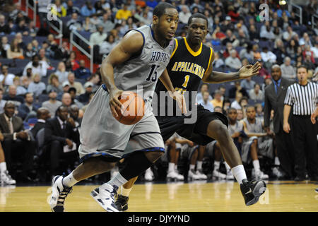 12. Dezember 2010 - Washington, District Of Columbia, Vereinigte Staaten von Amerika - Georgetown Hoyas Wache Austin Freeman (15) fährt Vergangenheit Appalachian State Bergsteiger Anthony Thomas (1 bewachen) in der zweiten Hälfte im Verizon Center. Georgetown Hoyas besiegte Appalachian State Bergsteiger 89-60. (Kredit-Bild: © Carlos Suanes/Southcreek Global/ZUMAPRESS.com) Stockfoto