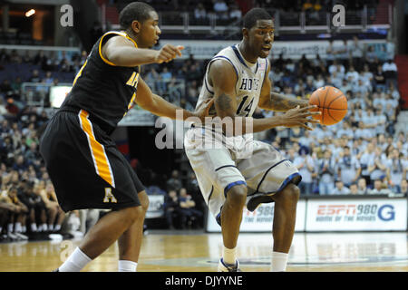 12. Dezember 2010 center - Washington, District Of Columbia, Vereinigte Staaten von Amerika - Georgetown Hoyas Henry Sims (14) Laufwerke um Appalachian State Bergsteiger vorwärts Andre Williamson (50) während der zweiten Hälfte im Verizon Center. Georgetown Hoyas besiegte Appalachian State Bergsteiger 89-60. (Kredit-Bild: © Carlos Suanes/Southcreek Global/ZUMAPRESS.com) Stockfoto