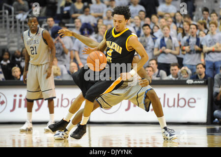 12. Dezember 2010 Streifen - Washington, District Of Columbia, Vereinigte Staaten von Amerika - Appalachian State Bergsteiger Guard Donald Sims (0) den Ball aus Georgetown Hoyas Wache Austin Freeman (15) in der zweiten Hälfte im Verizon Center. Georgetown Hoyas besiegte Appalachian State Bergsteiger 89-60. (Kredit-Bild: © Carlos Suanes/Southcreek Global/ZUMAPRESS.com) Stockfoto