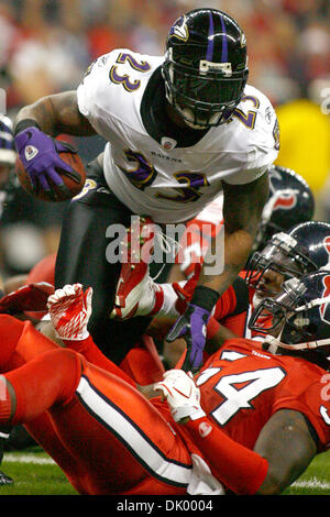 13. Dezember 2010 - Houston, Texas, Vereinigte Staaten von Amerika - Baltimore Ravens Running Willis McGahee (#23) bricht in der Endzone für einen der erste Touchdown Baltimore.  Die Baltimore Ravens besiegen die Houston Texans 34-28 im Reliant Stadium in Houston, Texas. (Kredit-Bild: © Anthony Vasser/Southcreek Global/ZUMAPRESS.com) Stockfoto