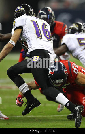13. Dezember 2010 befasst sich - Houston, Texas, Vereinigte Staaten von Amerika - Houston Texans Tight End James Casey (#86) Baltimore Ravens Wide Receiver David Reed (#16) auf einen Kickoff-Return.  Die Baltimore Ravens besiegen die Houston Texans 34-28 im Reliant Stadium in Houston, Texas. (Kredit-Bild: © Anthony Vasser/Southcreek Global/ZUMAPRESS.com) Stockfoto